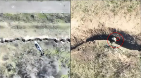 Imagini dramatice: O grenadă lansată din dronă nimerește pe umărul unui soldat rus care trage din tranșee